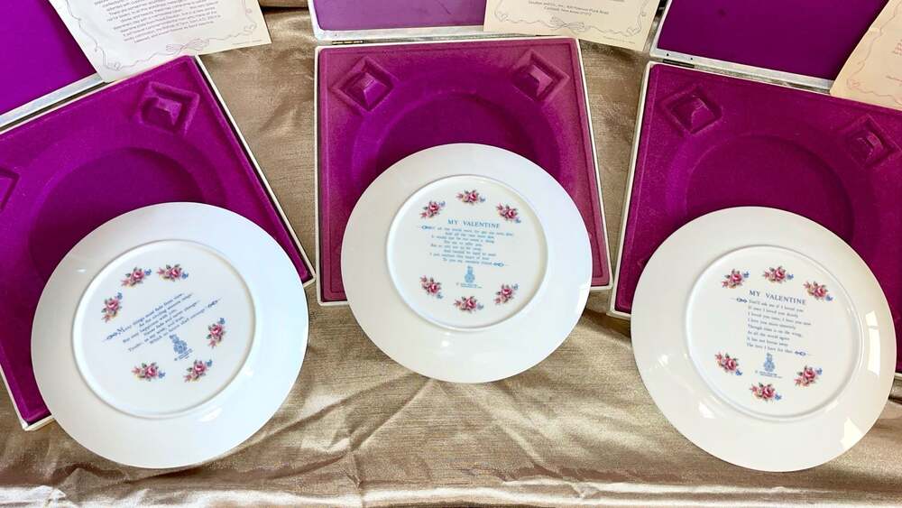 Set of 3 Vintage Royal Doulton Valentine's Day Collector Plates (1976, 1977, 197 - Picture 2 of 7